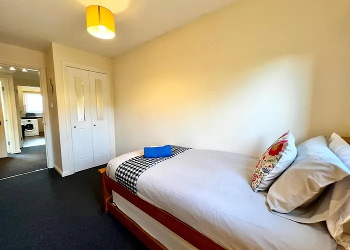 Stylish Modern Flat With Juliet Balcony & Parking