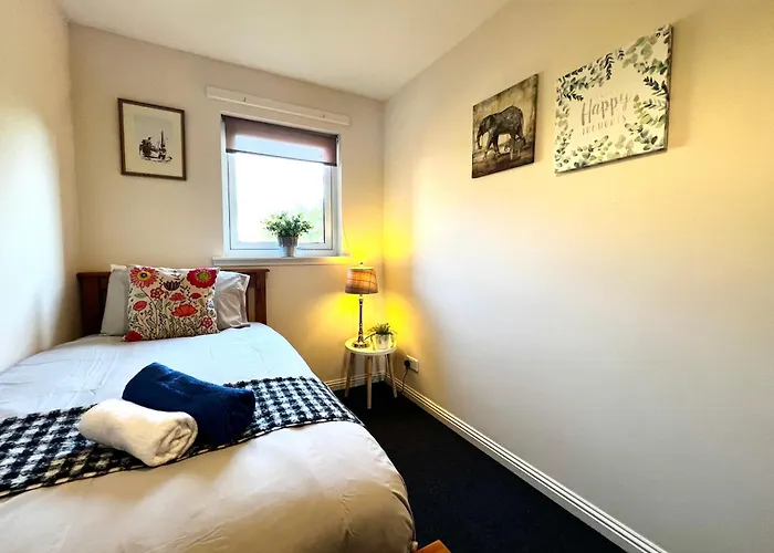 Stylish Modern Flat With Juliet Balcony & Parking