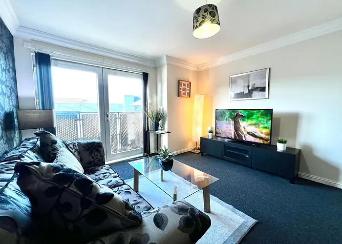 Stylish Modern Flat With Juliet Balcony & Parking