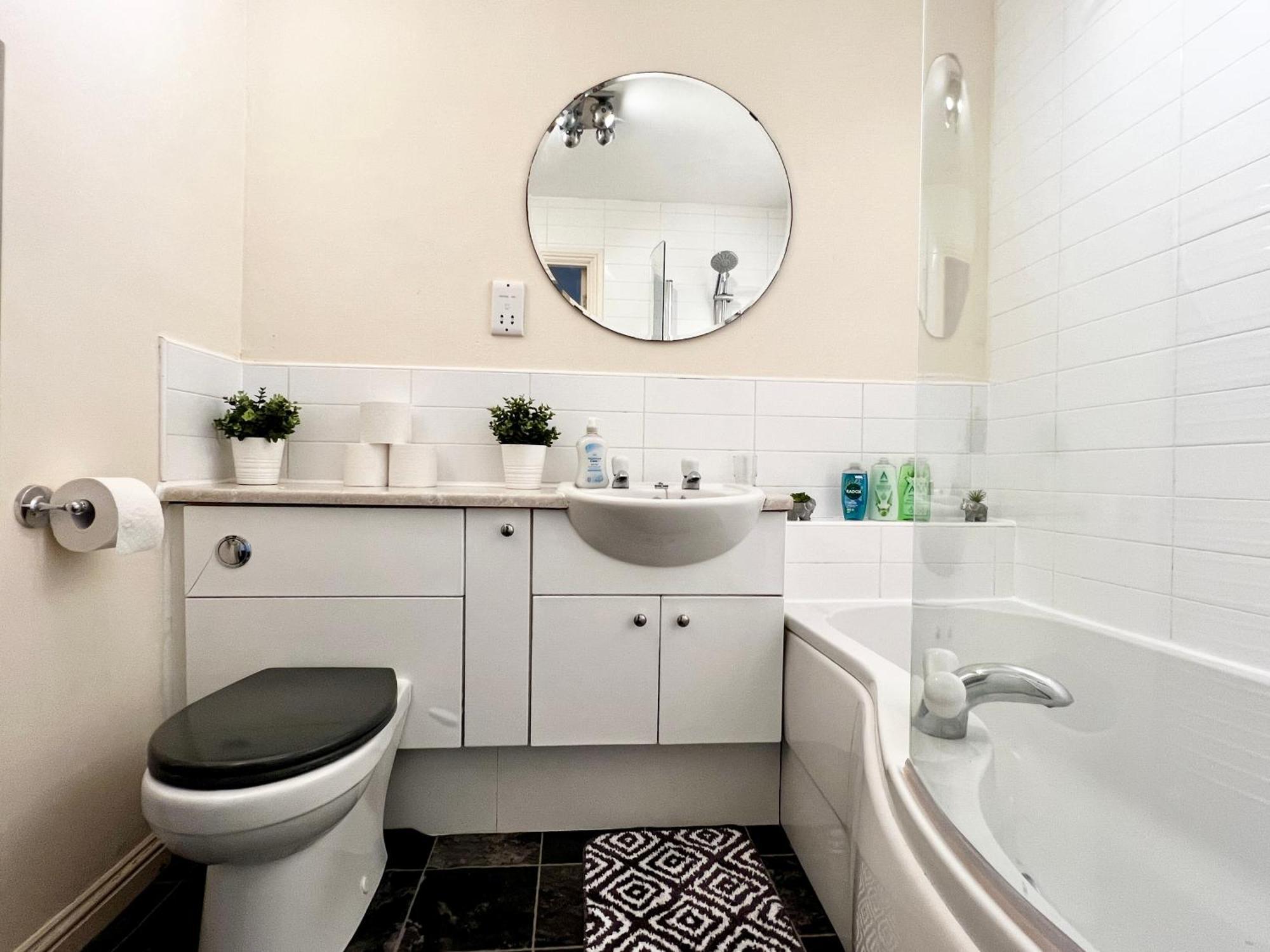 Stylish Modern Flat With Juliet Balcony & Parking Apartment