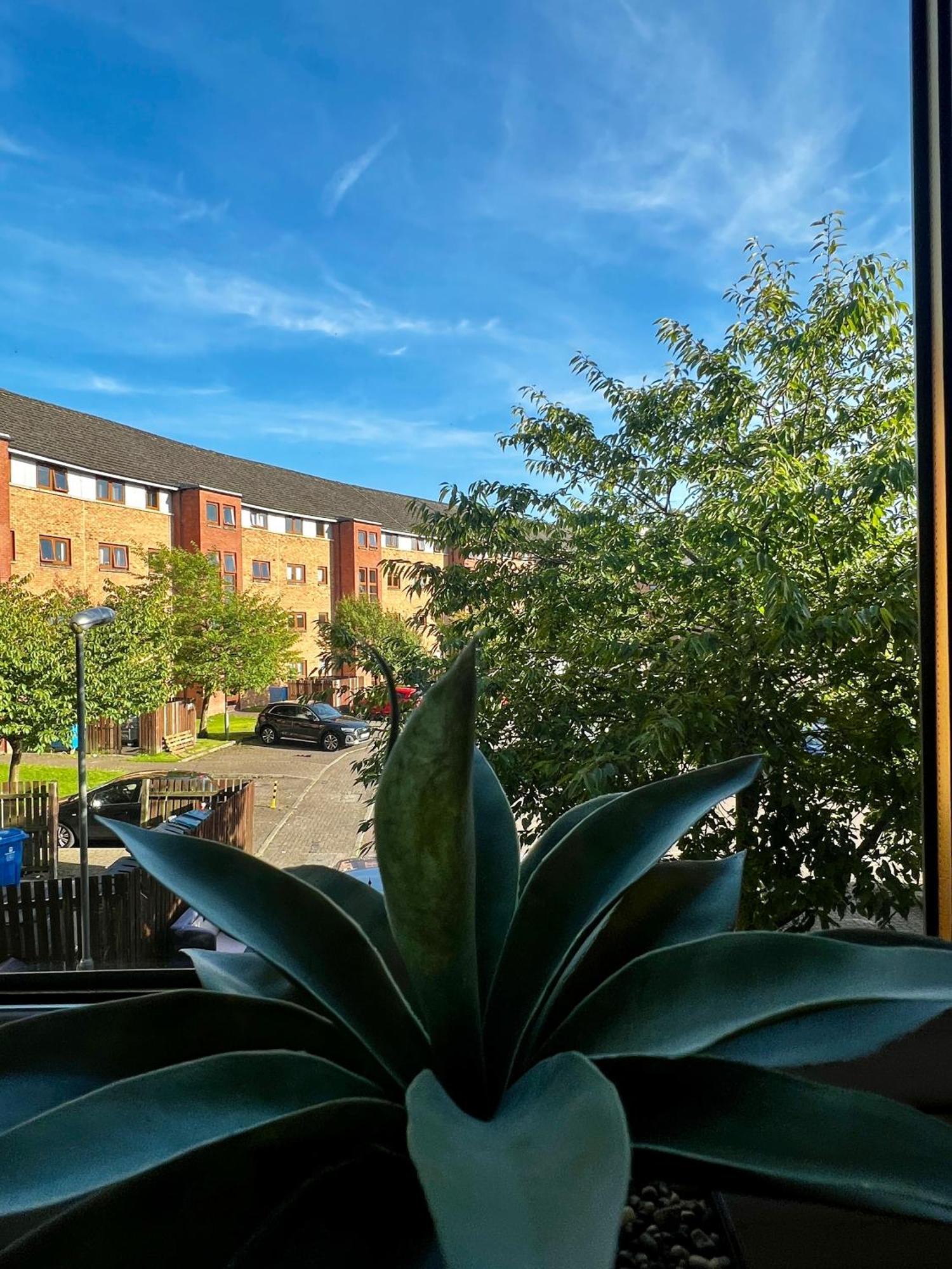 Stylish Modern Flat With Juliet Balcony & Parking Glasgow