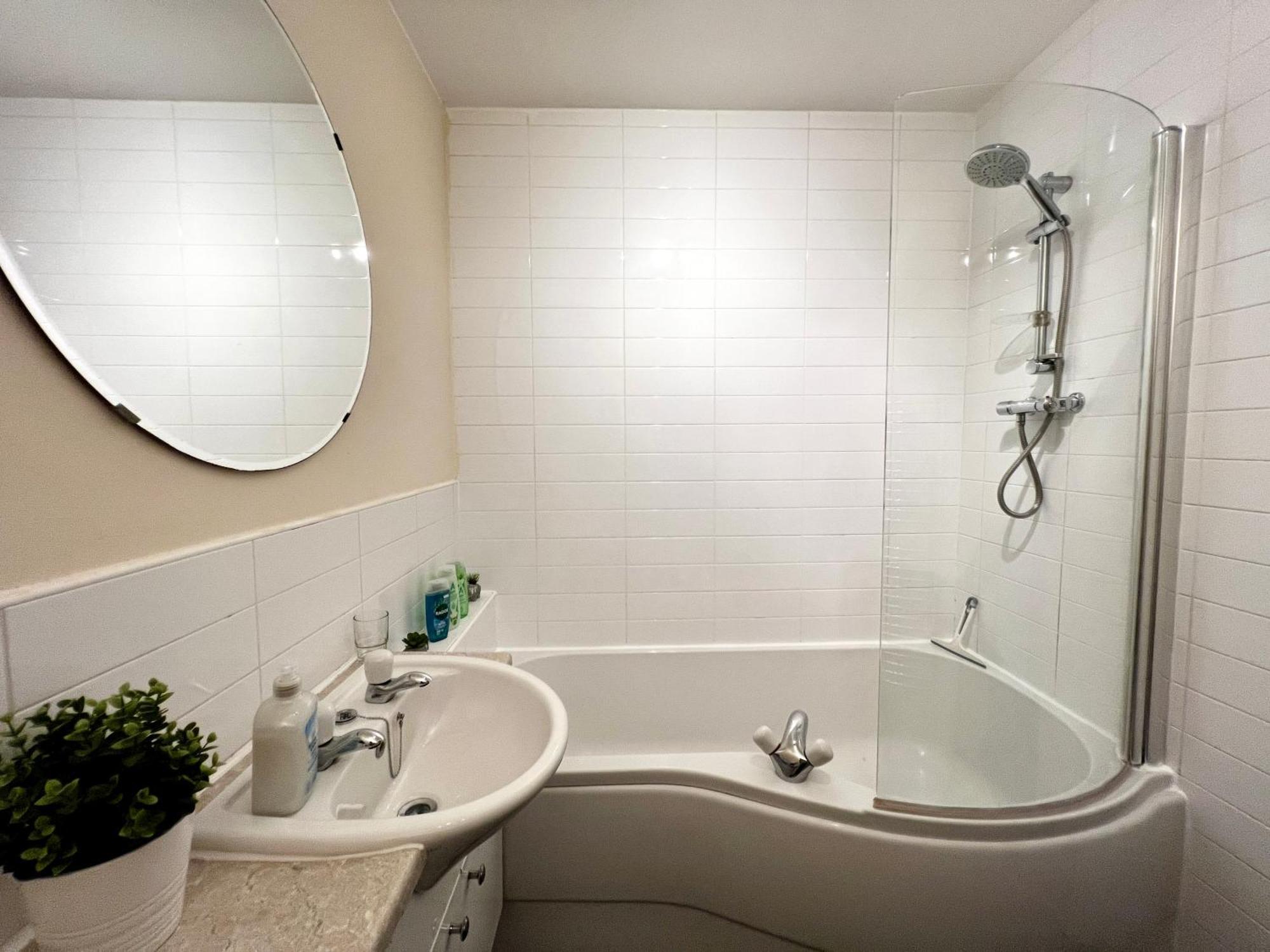 Stylish Modern Flat With Juliet Balcony & Parking Apartment *