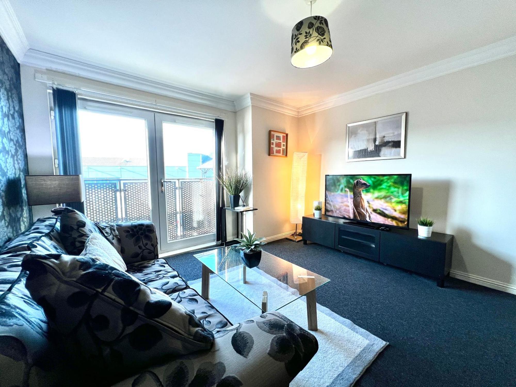 Stylish Modern Flat With Juliet Balcony & Parking Apartment Glasgow