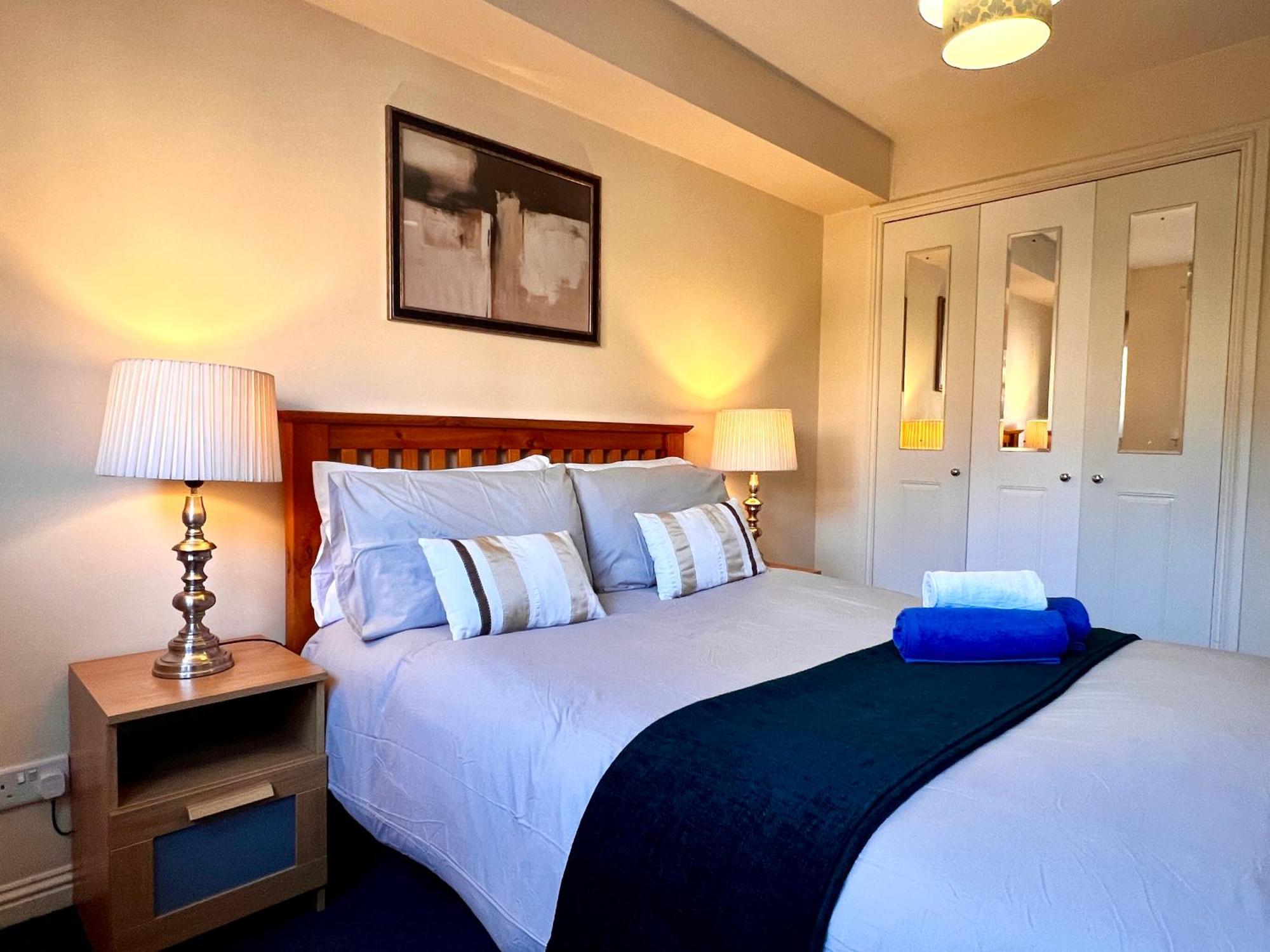 Apartment Stylish Modern Flat With Juliet Balcony & Parking *