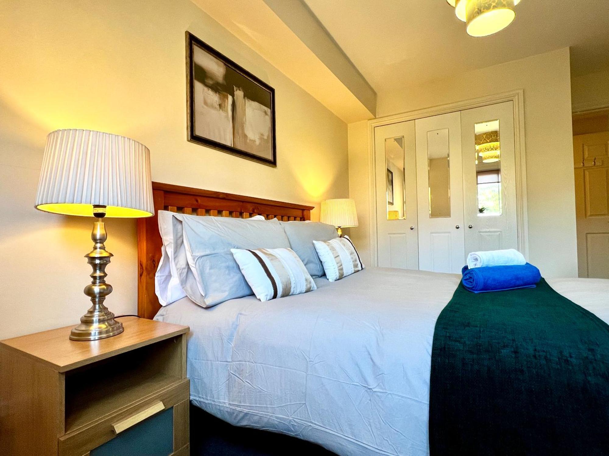 Stylish Modern Flat With Juliet Balcony & Parking *