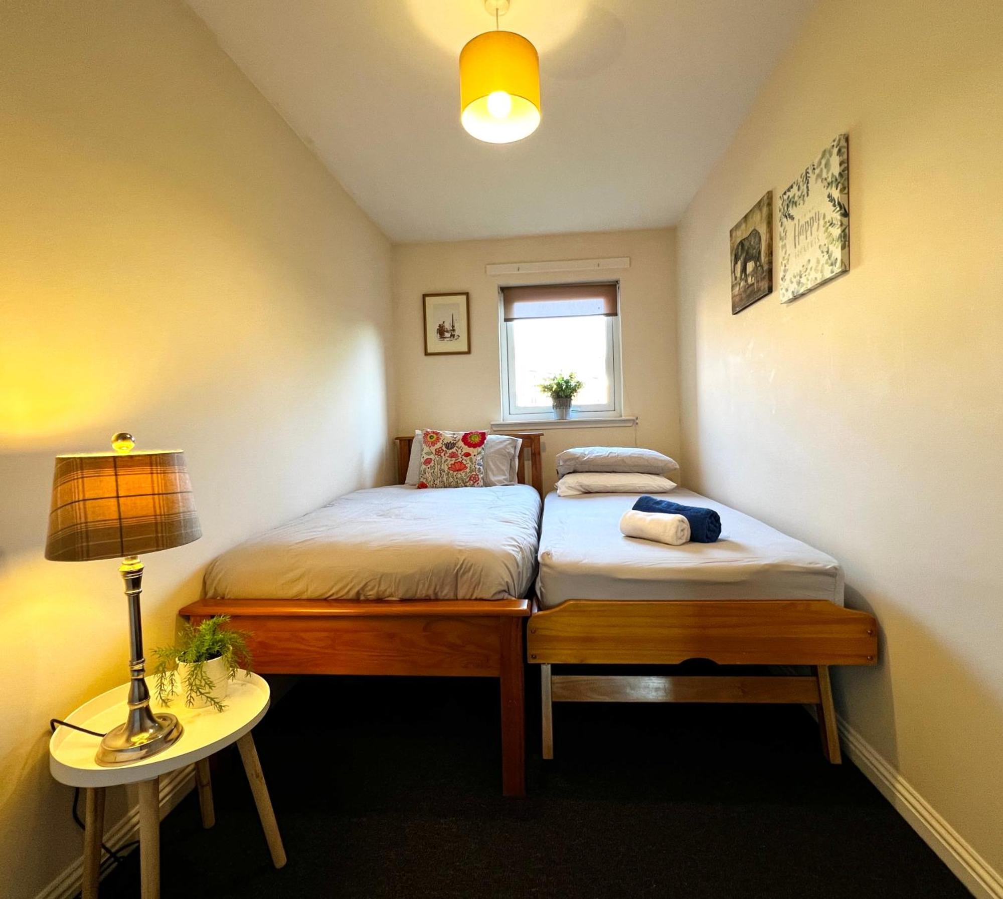 Stylish Modern Flat With Juliet Balcony & Parking Apartment