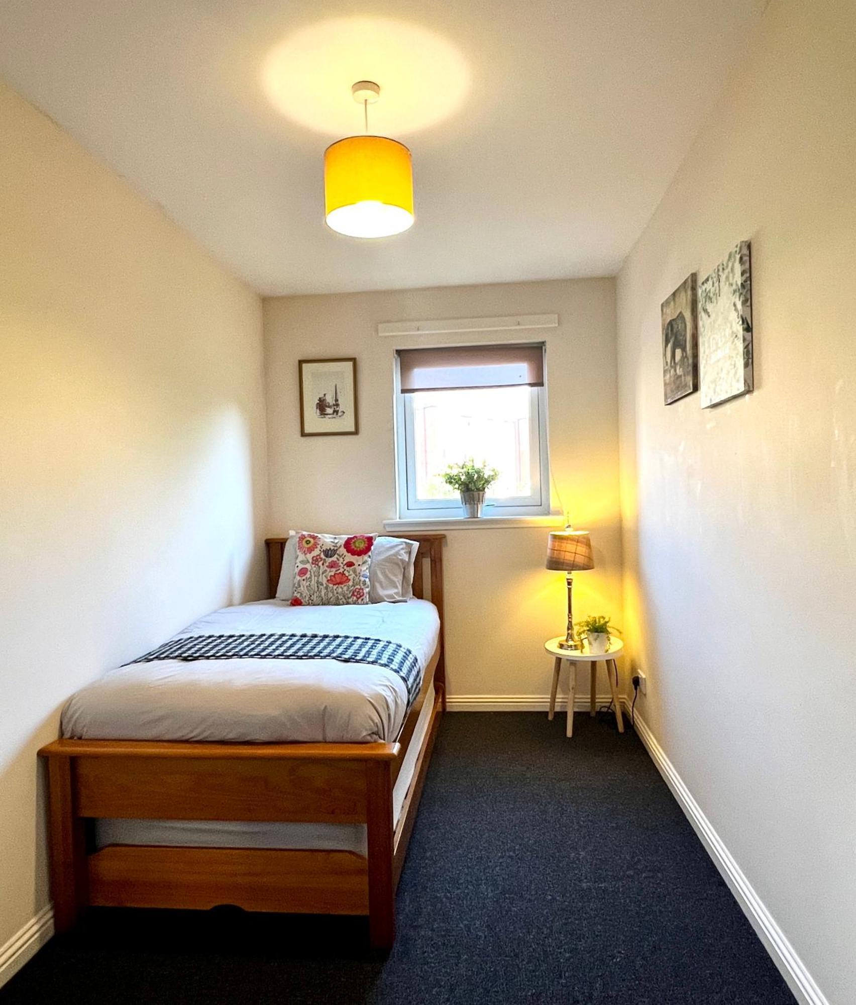 Stylish Modern Flat With Juliet Balcony & Parking Apartment